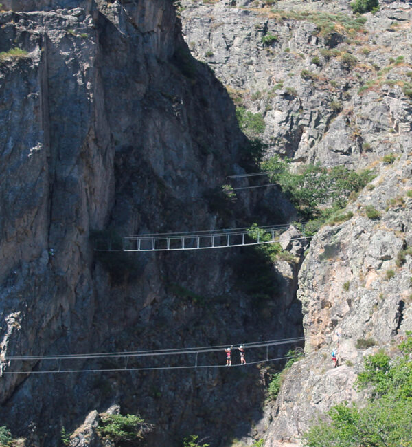 Une personne est entrain d'escalader une falaise.