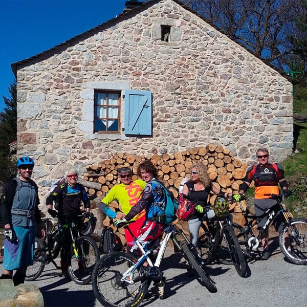 Un groupe de cyclistes au départ d'une randonnée