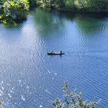 Une famille fait du kayak sur un lac.