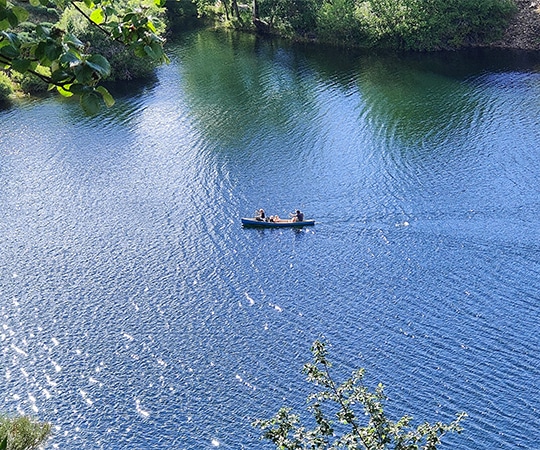 Une famille fait du kayak sur un lac.