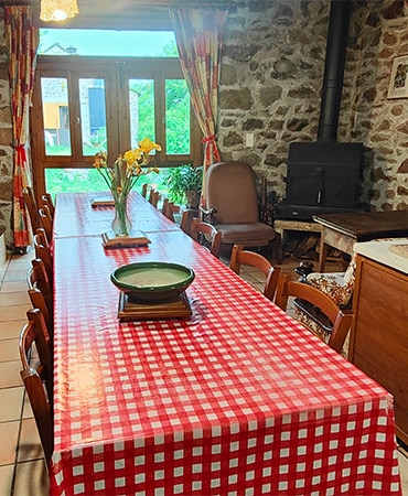 Vue de l'intérieur de l'hébergement avec une belle table à manger