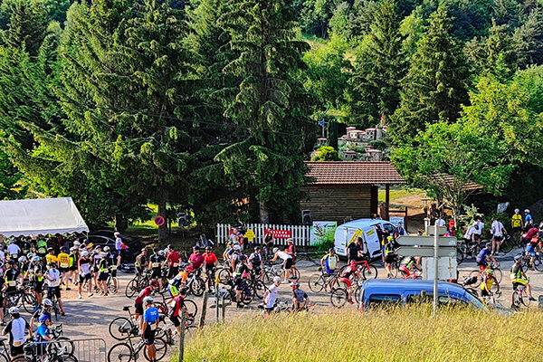 Rassemblement de cyclistes.