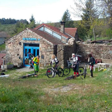 VTT devant le gîte de la Butinerie.