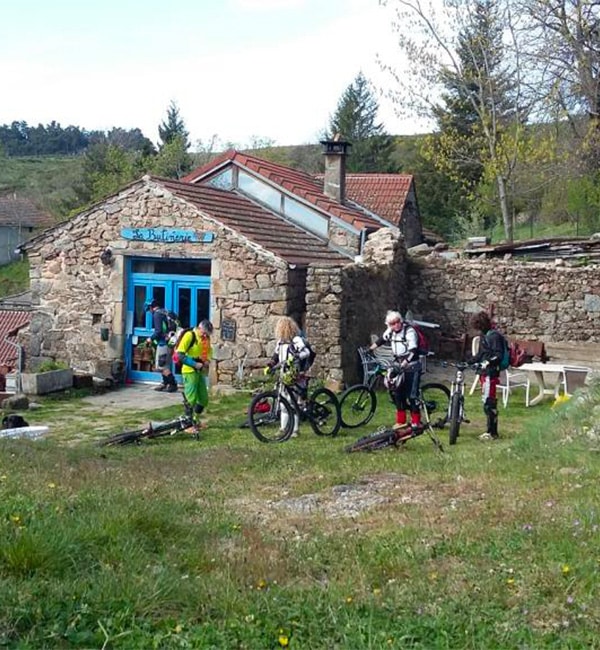 VTT devant le gîte de la Butinerie.